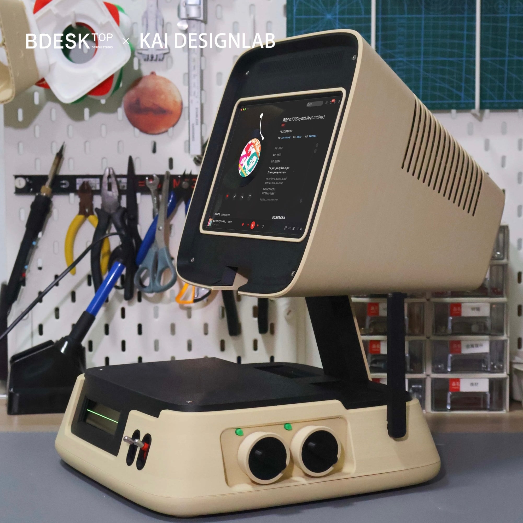 Bdesktop 3D-Printed Workstation Dock – Retro Pyramid Design