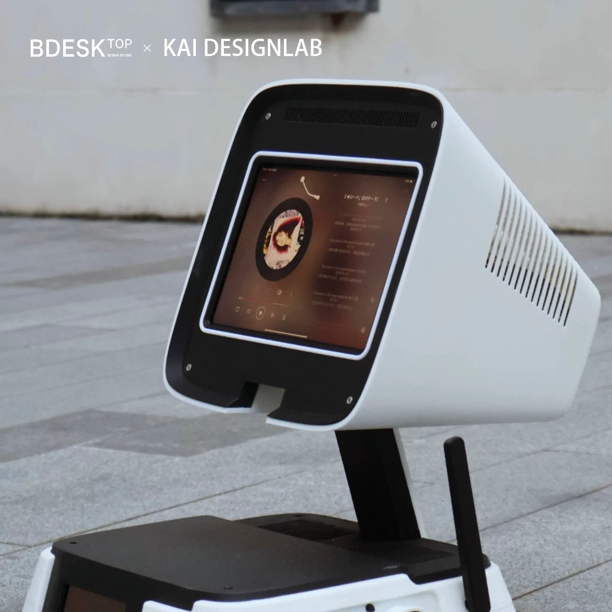 Bdesktop 3D-Printed Workstation Dock – Retro Pyramid Design