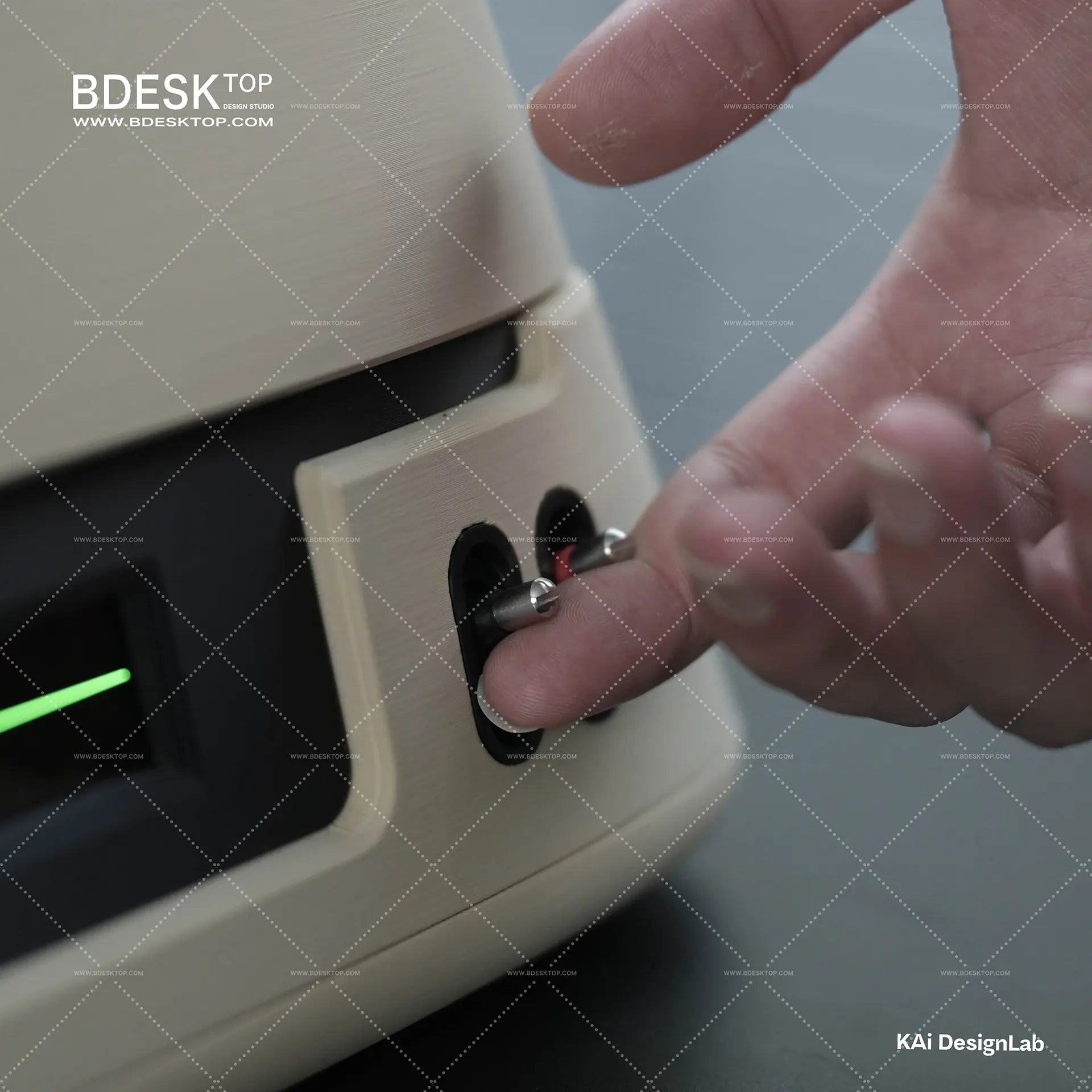 Bdesktop 3D-Printed Workstation Dock – Retro Pyramid Design
