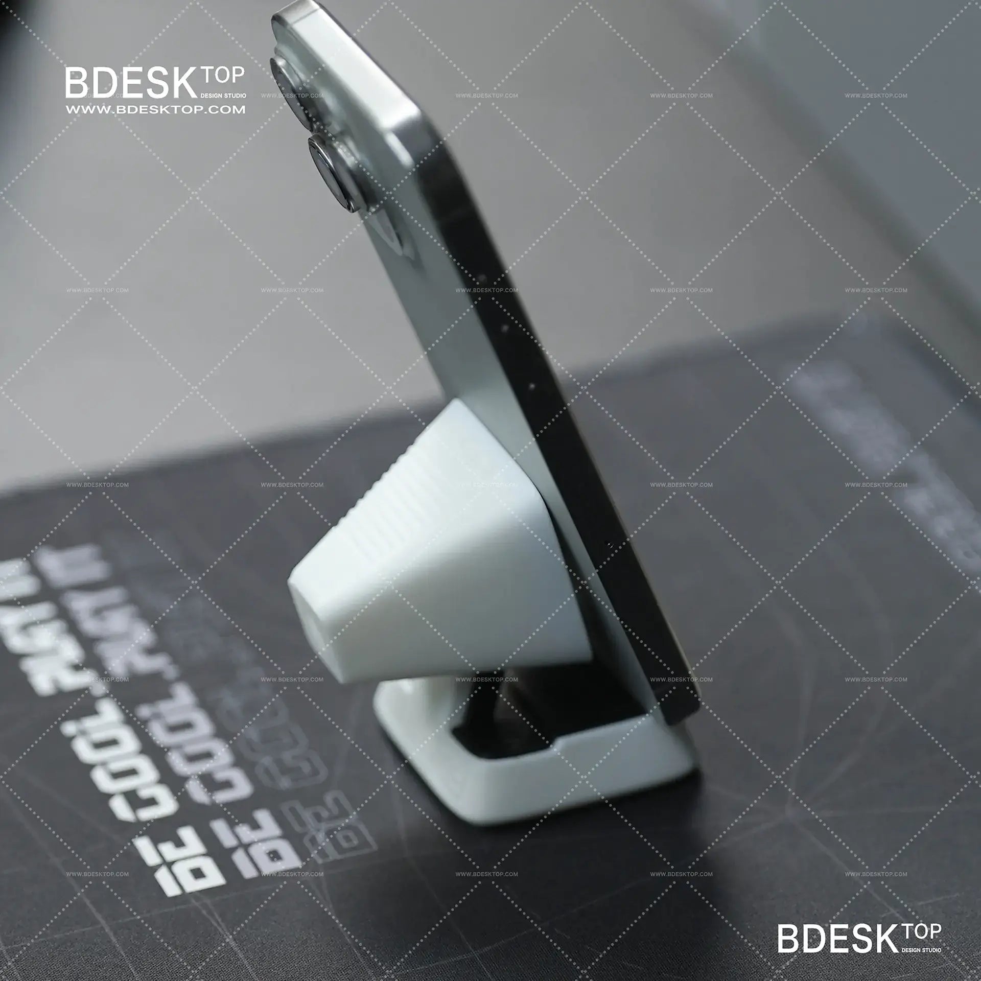 Bdesktop 3D-Printed Pyramid Smartwatch Charging Stand – Retro Industrial Desk Holder